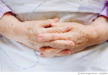 730268889 | 게티이미지코리아 | Close-Up Of Hands Of Old Woman Royalty-Free 이미지