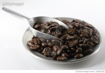피 아이 엘(PIL)로스터리 | 683652264 | 게티이미지코리아 | Close up of a pile of roasted Coffee beans on a white background Royalty-Free 이미지