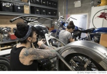 728756839 | 게티이미지코리아 | Female motorcycle mechanics fixing motorcycles in auto repair shop Royalty-Free 이미지