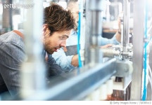 726785113 | 게티이미지코리아 | Male brewer bottling beer in brewery Royalty-Free 이미지