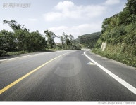 728763731 | 게티이미지코리아 | Empty countryside highway beside bushy hills, Hainan, China Royalty-Free 이미지