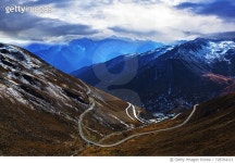 728764111 | 게티이미지코리아 | Winding mountain road, Sichuan, China Royalty-Free 이미지