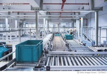 726798473 | 게티이미지코리아 | Boxes on conveyor belt in modern automatized high rack warehouse Royalty-Free 이미지