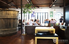 Shinpyeong Brewery (신평양조장 백련 양조문화원) - Sightseeing - Korea travel and tourism information