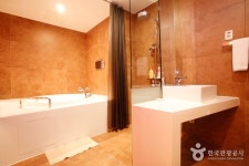 트리아 관광호텔 숙박 정보와 주변 관광 명소 및 근처 맛집 여행 정보