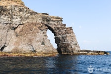 Dongnimmunbawi Rock [Ullengdo & Dokdo National Geopark] (독립문바위 (울릉도, 독도 국가지질공원)) - Sightseeing - Korea...