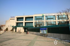 [성남시 수정도서관] 수정문화정보센터는 2000년 10월 25일 개관을 시작으로 사회 각 분양의 문화 및 정보제공과 다양한 프...