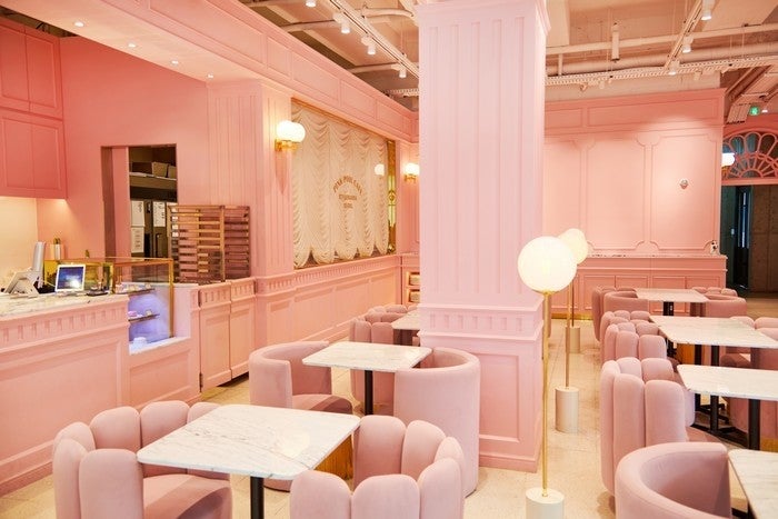 Không gian màu hồng đặc trưng tại Stylenanda Pink Pool Cafe.