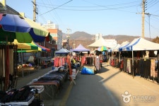 Yongmun Millennium Market / Yongmun Traditional Market (days ending in 5 and 10) (용문천년시장 / 용문전통시장 (5, 10일)... 