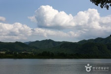 孔之川（黄金の鱗テーマ通り）（공지천（황금비늘테마거리）） - 観光 - 韓国旅行・観光情報
