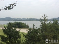 호수위의 하루 숙박 정보와 주변 관광 명소 및 근처 맛집 여행 정보