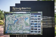 孔之川（黄金の鱗テーマ通り）（공지천（황금비늘테마거리）） - 観光 - 韓国旅行・観光情報