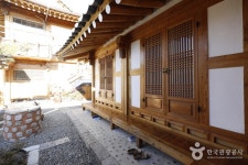 Cheomseongdae Observatory (경주 첨성대) - Sightseeing - Korea travel and tourism information