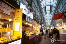 [방신재래시장] 김포공항 인근 방화동 오거리에 있는 시장으로 시장 입구 간판 이름은 방신전통시장이다. 시장을 통하는 길이 ...