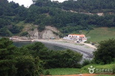 [덕동해수욕장] 바위로만 뒤덮인 욕지도에는 모래해변이 거의 없다. 유동·덕동·흰작살 등의 해수욕장에도 어김없이 주먹만한 몽돌이...