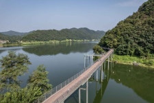 Uiamho Lake Skywalk (의암호스카이워크) - Sightseeing - Korea travel and tourism information