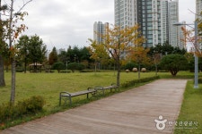 [하늘체육공원] 영종도 인천 중산고등학교 인근 하늘도시 체육공원이다. 인조 잔디가 있는 축구장 1면과 육상 트랙 시설을 비롯한...