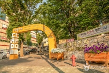 [신해철거리(성남)] 경기도 성남시 분당에 신해철 작업실 주변으로 신해철거리가 조성됐다. 신해철거리는 성남시와 팬들이 그를 추...