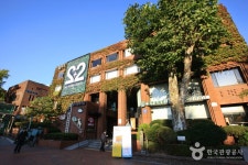 Daehangno (University Street) (대학로) - Sightseeing - Korea travel and tourism information