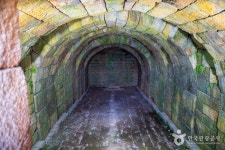 Seokbinggo (Stone Ice Storage) (경주 석빙고) - Sightseeing - Korea travel and tourism information