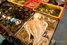 Sección de Conchas Marinas del Mercado Jagalchi (부산 자갈치시장 전복부) - Compras - los viajes e información turística de... 