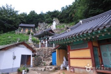 [전주한옥마을] 전주한옥마을은 전주시 풍남동과 교동에 위치해 있다. 이곳에는 한국의 전통 건물인 한옥(韓屋)이 800여 채나 ...
