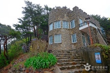 Castle at Hwajinpo (화진포의 성(김일성별장)) - Sightseeing - Korea travel and tourism information