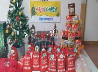 안성시노인복지관, 영세아 전용 리틀파랑새어린이집으로부터 ‘사랑의 라면트리’ 기부받아:경인투데이뉴스 ≪경인투데이뉴스... 