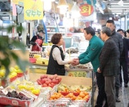 임병택 시흥시장, 설맞이 정왕시장 방문... 소상공인 격려:경인투데이뉴스 ≪경인투데이뉴스≫ 임병택 시흥시장, 설맞이 정왕시장 방문...... 