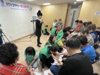 수원시 장안구 송죽동 마을 공유소 활성화 사업, 어르신 대상 문화공연 및 사랑의 발 마사지 행사 진행:경인투데이뉴스 ≪경인투데이뉴스... 