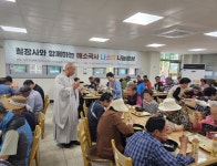 함께하는 혜소국사 나소향 나눔밥상 진행:경인투데이뉴스 ≪경인투데이뉴스≫ 안성시노인복지관, 2024년 가정의 달을 맞이하여 칠장사와... 