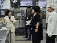 경기도의회 김영희 의원, 오산 가수초 급식실 환경개선 방안 논의... 경기도의회 김영희 의원, 오산 가수초 급식실 환경개선 방안 논의