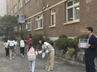 시흥시, 장현초 앞 아동 유괴 방지 캠페인 전개:경인투데이뉴스 ≪경인투데이뉴스≫ 시흥시, 장현초 앞 아동 유괴 방지 캠페인 전개