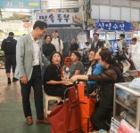 양천구청장 추석 앞두고 전통시장·경로당 등 찾아 민생 살피고 온정... 양천구청장 추석 앞두고 전통시장·경로당 등 찾아 민생 살피고 온정 나눠