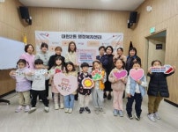 오산시 대원2동, 시립롯데캐슬어린이집 바자회 수익금·우유팩 기탁... 오산시 대원2동, 시립롯데캐슬어린이집 바자회 수익금·우유팩 기탁 받아