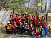 광명시 하안1동 주민자치회, 가림산 둘레길에 ‘봄꽃 향기’ 심다... 광명시 하안1동 주민자치회, 가림산 둘레길에 ‘봄꽃 향기’ 심다