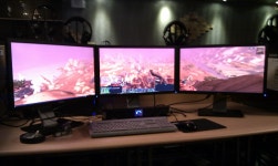 여러분이 마음에 드는 트리플 모니터 구성은? - 뽐뿌:자유게시판 여러분이 마음에 드는 트리플 모니터 구성은?