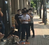 라스트 오브 어스2 구매하자, 휴가내고 게임매장에 줄선 직장인들 | 웹진 인벤 - 인벤 라스트 오브 어스2 구매하자, 휴가내고 게임매장에 줄선... 