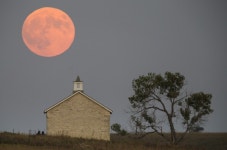 Stargazers witness rare event in supermoon eclipse | WTOP Stargazers witness rare event in supermoon eclipse