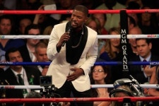 Floyd Mayweather beats Manny Pacquiao by unanimous decision in Fight of the Century - ABC News (Australian Broadcasting... 