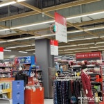 아시아뉴스통신_비상구 가린 광고판 방치하는 홈플러스 안전불감증 의심 돼_황지섭 기자_2020-10-16 19:30