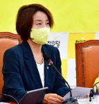 정의당 의원총회에서 발언 하는 이은주 비상대책위원장