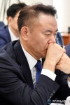 두손 모은채 생각하는 유재훈 예금보험공사 사장