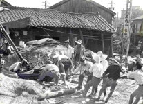 湊東区荒田町三丁目で、街を埋めたがれきを撤去する住民。天王川の暗渠が流木や土砂などで閉塞され、... 