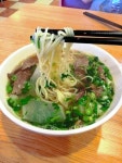 （地球を食べる）現代中国を映し出す牛肉麺：朝日新聞デジタル【写真・図版】看板メニューの牛肉が乗ったラーメンは、... 