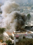 （＠リマ）ペルー人質事件から２０年：朝日新聞デジタル 【写真・図版】人質救出作戦が展開され、黒煙をあげる日本大使公邸... 