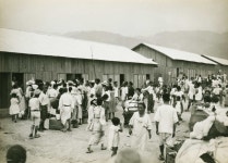 神戸市の大倉山避難所に入居して食事をする被災者家族（10/29）－阪神大水害80年【4】救援から復興へ 1938阪神大水害：朝日新聞デジタル... 