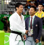 男子８１キロ級３位決定戦で銅メダルを獲得してコーチと握手する永... 「男子８１キロ級３位決定戦で銅メダルを獲得してコーチと握手する... 