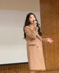 아이유, 팬과 약속 지켰다...김제 한 고등학교 졸업식에 참석해 감동 안겨 – 비즈트리뷴  아이유, 팬과 약속 지켰다...김제 한 고등학교... 