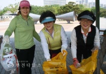 축제 후 쓰레기로 뒤범벅된 중앙공원 :: 부천타임즈